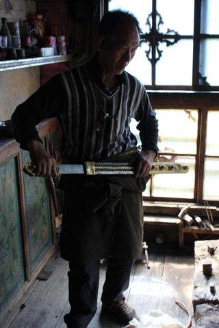 2015May_tibetan_knife_making_cultural_heritage_artist_tse_ring_dolga_004 show page link