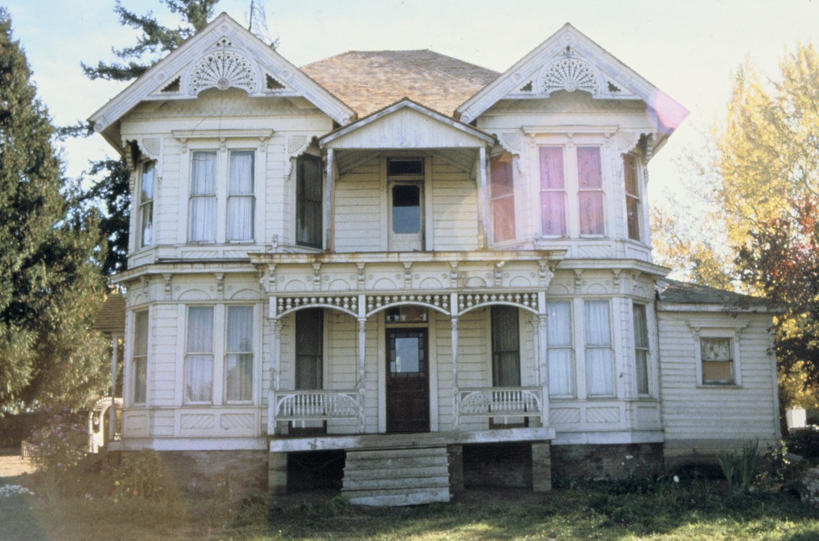 [Photo of Henry Bertram Sr. House in Dayton, Oregon, taken in 1988]