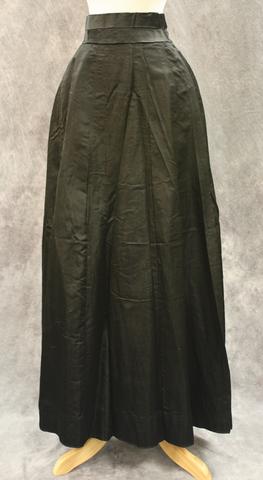 Skirt of black satin with cummerbund waistband